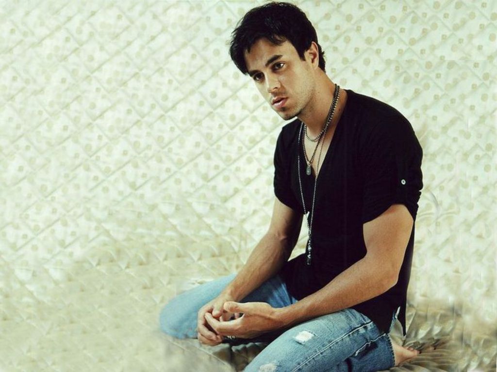 Enrique_Iglesias_Wallpaper__yvt2