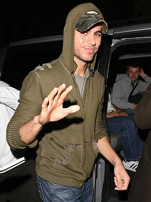 Enrique-3-enrique-iglesias-27107800-300-400